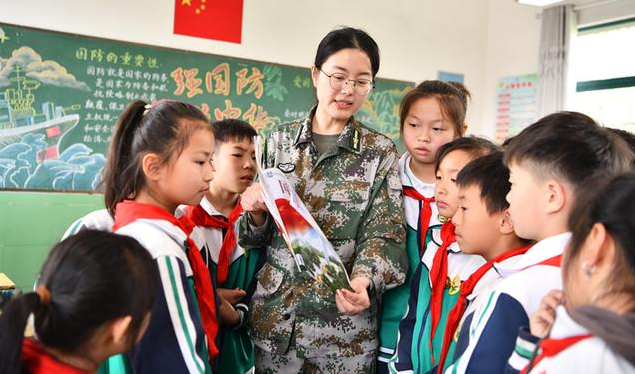 执旗进场全场肃立行礼凝视国旗肃穆氛围深深感染每一位师生