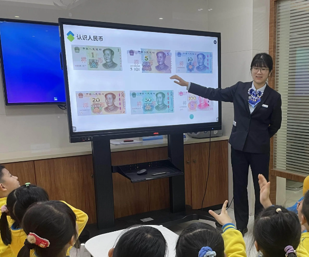 在学生们心中播下理性消费尊重劳作与规划未来的种子 在学生们心中播下理性消费尊重劳作与规划未来的种子