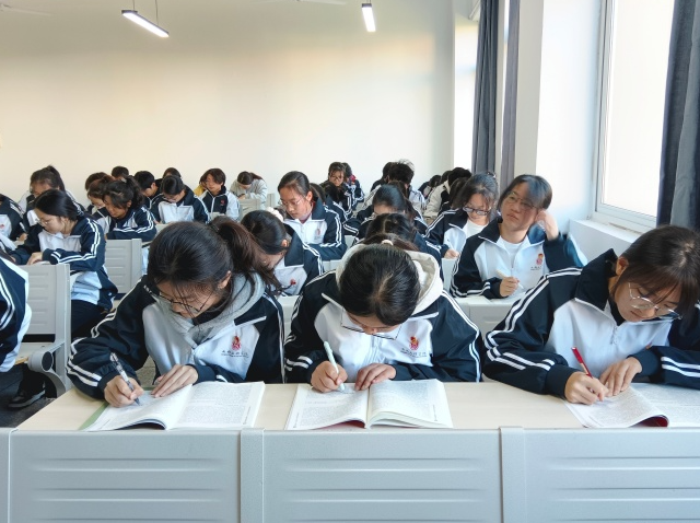 实践层面看学生理论首先面临着自我教育功用发挥缺少的难题 实践层面看学生理论首先面临着自我教育功用发挥缺少的难题