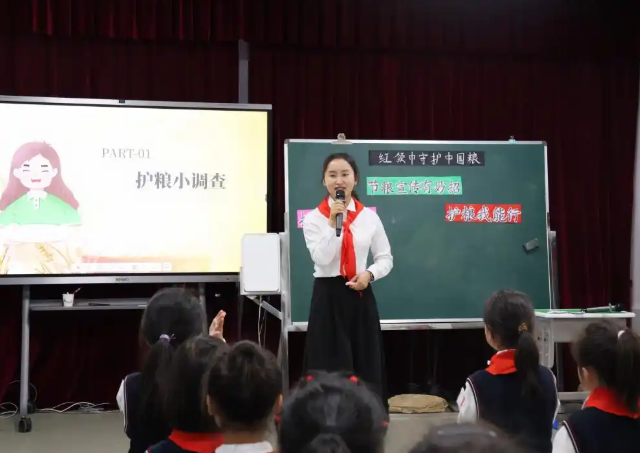步行途中师生们沿着弥河河畔前行学生们互帮互助彼此鼓励