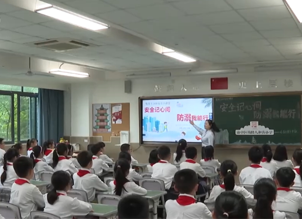 校园还把防溺水安全教育讲堂搬到河滨专业人员进行现场教学