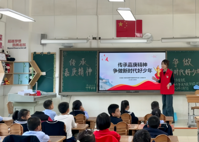 生长渠道推进教师从技能使用者向数字教育生态共建者转型